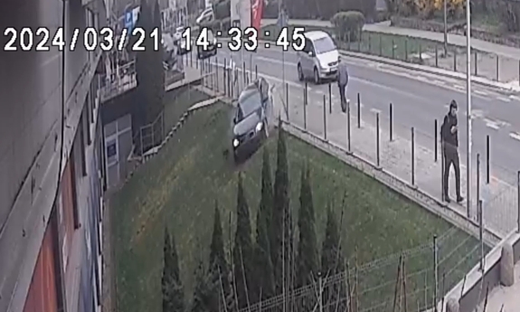 Stopklatka z nagrania monitoringu, przedstawia samochody jadące ulicą i moment, kiedy jeden z samochodów zjeżdża z ulicy