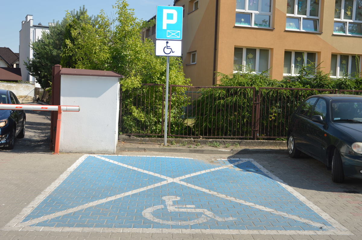 Miejsce parkingowedla osób niepełnosprawnych na parkingu przy Komendzie Powiatowej Policji w Hrubieszowie. 
