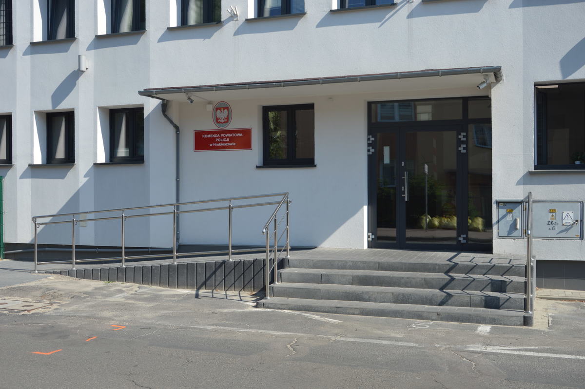 Budynek Komendy Powiatowej Policji  w Hrubieszowie. Wejście główne. 