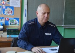 Policjant na spotkaniu w szkole