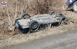 Pojazd osobowy leżący w przydrożnym rowie