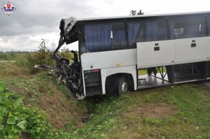 Zdjęcie uszkodzonego autokaru z wypadku drogowego w Kopyłowie.