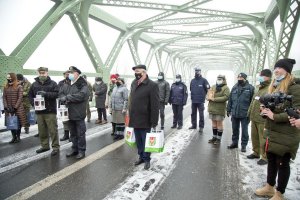 służby mundurowe na moście granicznym w Zosinie.