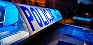 Napis policja na radiowozie policyjnym