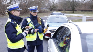 Policjantki kontrolują pojazd