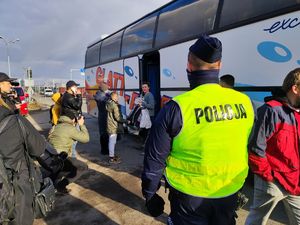 Policjanci pracują na Przejściu Granicznym