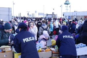 Policjantki rozdają żywność