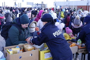 Policjantka rozdaje żywność