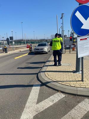 Policjanci stoją przy Przejściu Granicznym.