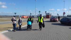 Policjanci pomagają uchodźcom