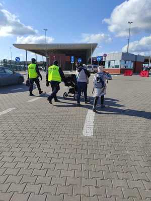 Policjanci pomagają uchodźcom