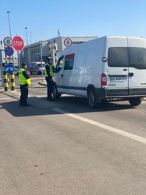 Policjanci kontrolują auto na granicy