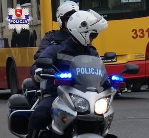 Policjanci na motocyklu służbowym