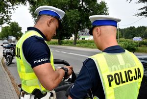 Policjanci kontrolują kierowcę