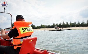 Policjanci pełnią służbę na łodzi