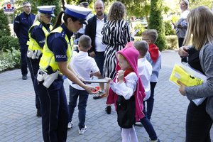 Policjantki rozdają odblaski dzieciom