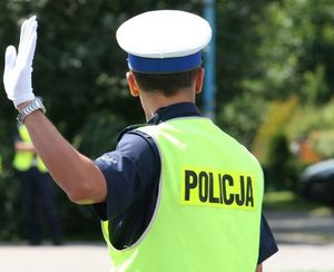 Policjant kieruje ruchem