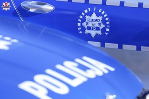 Napis policja na radiowozie policyjnym