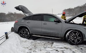 Uszkodzony pojazd osobowy,który wpadł w poślizg na śniegu.