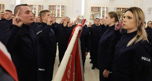 Ślubowanie nowo przyjętych funkcjonariuszy policji.