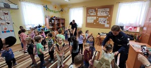 Policjanci na spotkaniu w przedszkolu