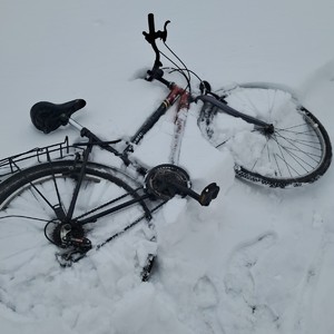 Rower leży w śniegu