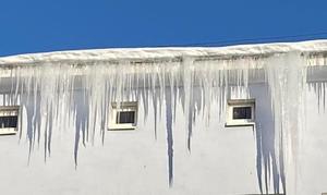 sople lodu zwisające z dachu