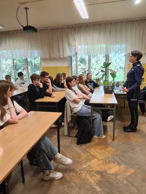 spotkanie policjantki z uczniami w klasie