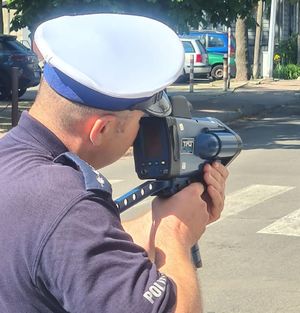 policjant mierzący prędkość jazdy kierowców