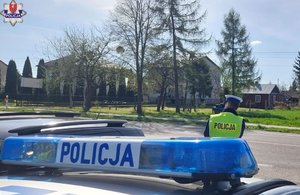 Policjant pełniący służbę na drodze