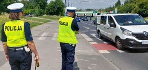 Policjanci pełnią służbę na drodze