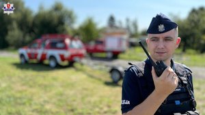 umundurowany policjant bierze udział w ćwiczeniach