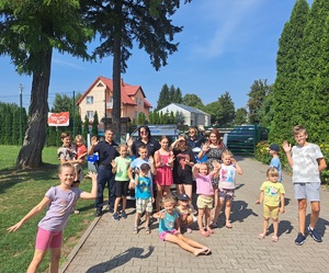 spotkanie policjantów z dziećmi w Czerniczynie