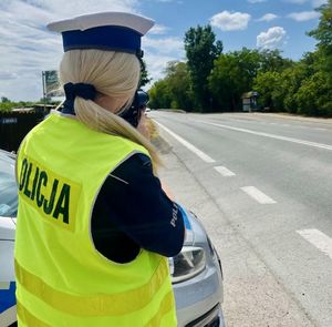 Policjantka pełni służbę na drodze