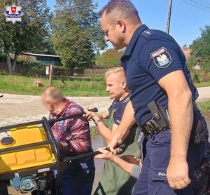 policjanci pomagają przy powodzi