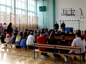 spotkanie policjantów z dziećmi w szkole w Kozodawach