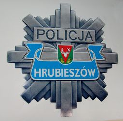 Zdjęcie odznaki policyjnej z herbem powiatu hrubieszowskiego oraz napisem POLICJA HRUBIESZÓW