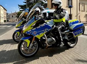 Umundurowani policjanci na motocyklach