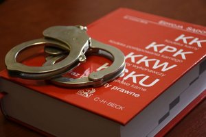 kajdanki leżące na kodeksie karnym