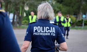 policjantka- przewodnik psa