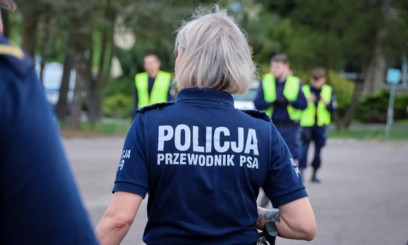 policjantka- przewodnik psa