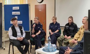 przedstawiciele policji na Dniu Kariery w szkole w Chełmie