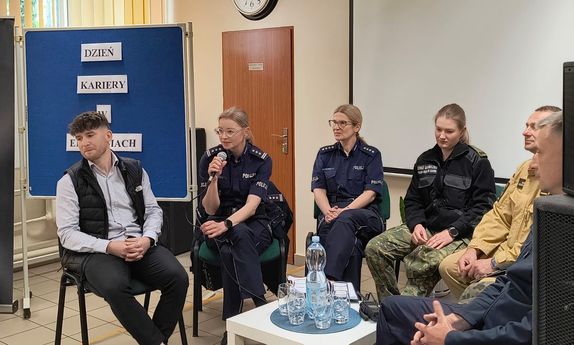 przedstawiciele policji na Dniu Kariery w szkole w Chełmie
