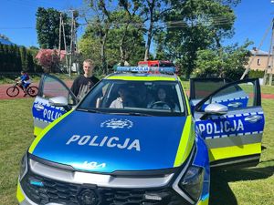 spotkanie policjantów z dziećmi w szkole w Uchaniach
