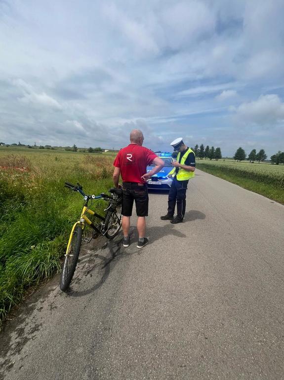 rowerzysta podczas policyjnej kontroli drogowej