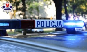 nie zostawiajmy w pojazdach w pojazdach dzieci i młodzieży