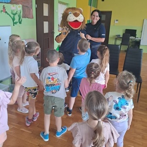 policjanci ze swoją maskotką u dzieci