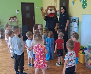 policjanci ze swoją maskotką u dzieci