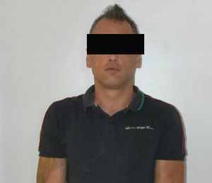 Zdjęcie mężczyzny sprawcy ciężkiego uszczerbku na zdrowiu, z czarnym paskiem na oczach