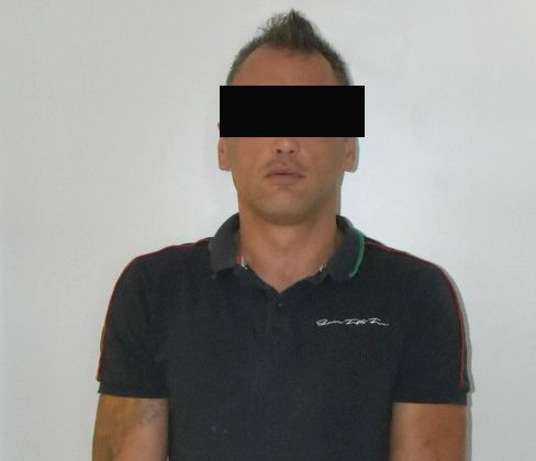 Zdjęcie mężczyzny sprawcy ciężkiego uszczerbku na zdrowiu, z czarnym paskiem na oczach